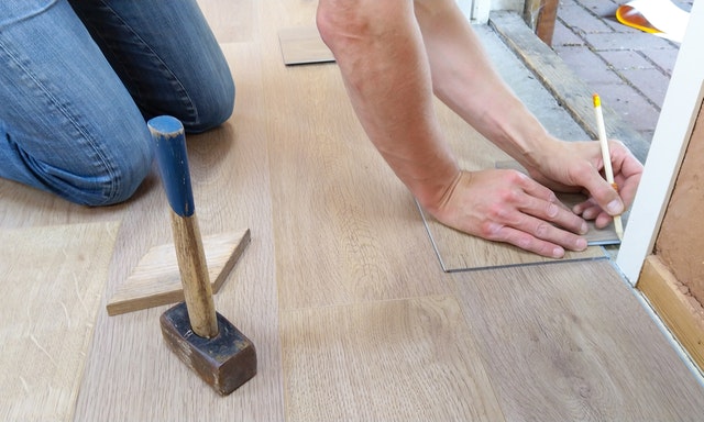 Het onderhouden van uw vloer speelt een belangrijke rol in de uitstraling van uw bedrijf. Wij vertellen u of u uw vloer moet slijpen, schuren of polijsten.